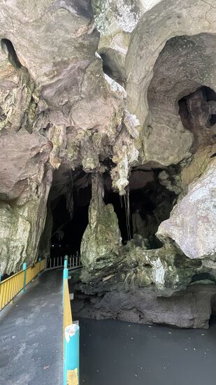 Wir erreichen die Batu-Caves und steigen vom Boot um zu Fuß durch die Höhlen zu gehen