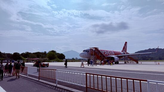 Dann geht es aber pünktlich los. Bei einem Flug von über einer Stunde gibt es sogar eine warme Mahlzeit 
