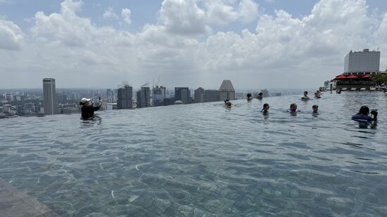 Per Grab fahren wir zu unserem Hotel—dem „Marina Bay Sands“ -da wir noch nicht einchecken können, schauen wir aber schonmal nach óben zum Pool