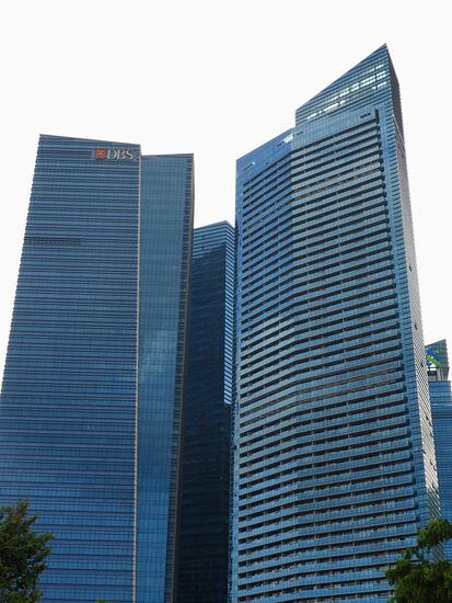 Wir haben uns die „Night-Tour“ mit dem Hop-on-and off-Bus gebucht. Dafür müssen wir erstmal knapp 2km durch die Stadt zur anderen Seite laufen