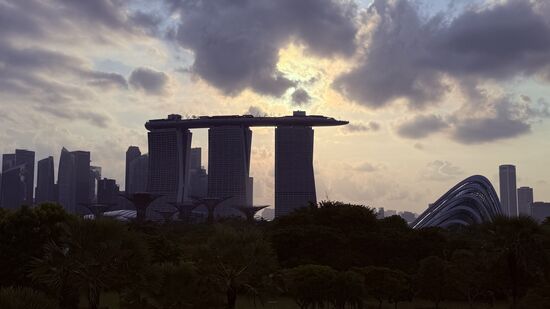 Zu der Tour gehören 3 Stopps und eine realer englisch-sprechender guide.
Das ist ein älterer Herr (ca 70 Jahre) der mit Stolz und Hingabe viel über seine Heimatstadt Singapur erzählt