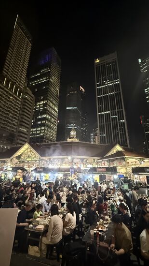 Der letzte Stopp ist am Night-market—hier spendiert uns der guide ein paar „sate“-Spieße