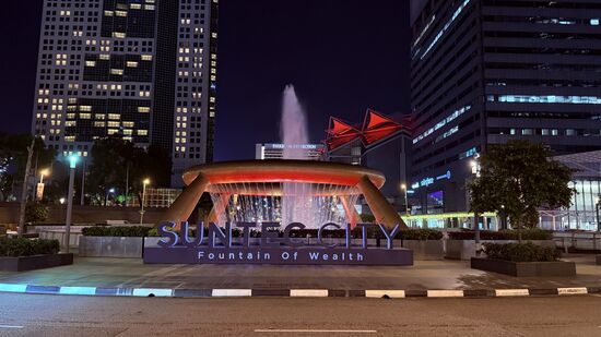 Im Ortsteil „Sintec City“ steigen wir wieder aus. Thomas macht noch ein paar Fotos von dem „Fountain of wealth“ - der ist 1998 im Guinness Buch als größter Brunnen der Welt aufgenommen worden. Er symbolisiert Wohlstand und Reichtum