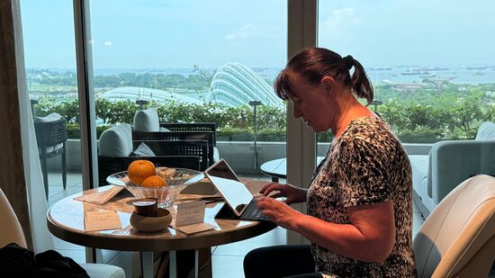 Um 15 Uhr bekommen wir dann auch unser Zimmer, das ist erstmal nicht so toll—Aussicht auf irgendwelche Dächer. Nachdem Thomas sich mit kleinem Nachdruck beschwert hat, bekommen wir ein anderes mit Terrasse und super Rundum-Blick!