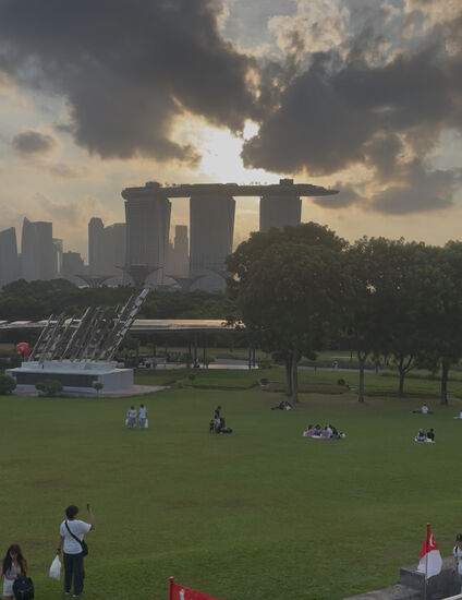 Familienstand: die Asiaten lieben Picknicks - bis zum späten Abend sitzt man hier und viele lassen Drachen steigen
