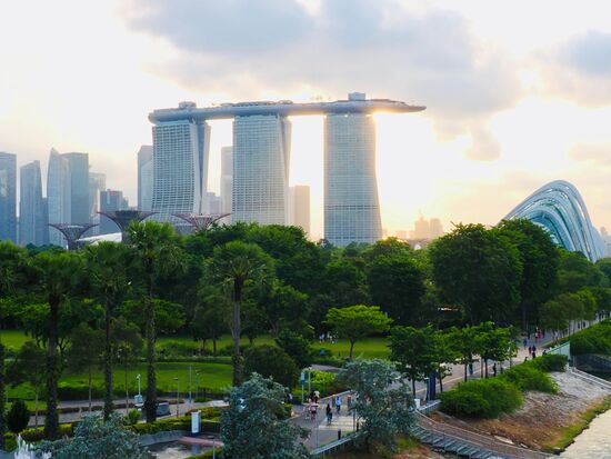 Die Anlage ist außerdem wieder ein Musterbeispiel für Singapurs Bemühungen, grüne Flächen zu schaffen. Der Solarpark verfügt über die größte Ansammlung von Sonnenkollektoren. Es sind über 400 Stück, mit denen der Staudamm die ganze Nacht beleuchtet wird