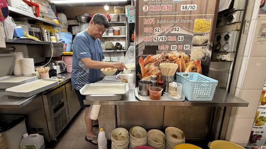 Wir lassen uns in Chinatown absetzen und holen uns hier ein Süppchen….