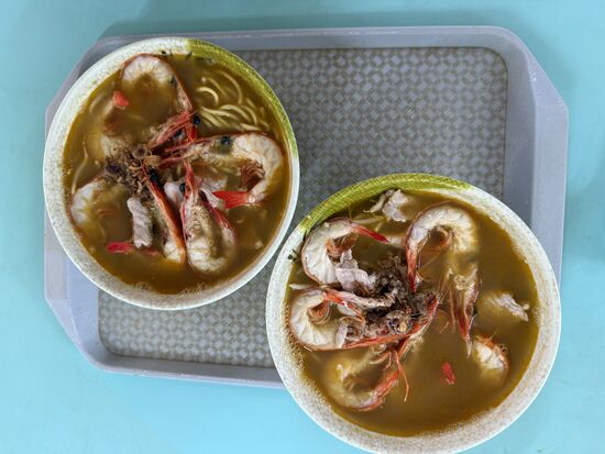 Eine Fischsuppe mit dicken Garnelen  - kostet hier ca 6 Euro-
Dazu einen frischen Mangosaft für umgerechnet 3 Euro