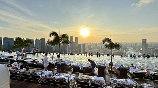 Thomas eilt mit seiner Fotoausrüstung nach oben in den 57.