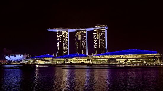 Nach dem Feuerwerk eilt Thomas noch auf die andere Seite um ein paar Werbefotos von unserem Hotel  zu machen