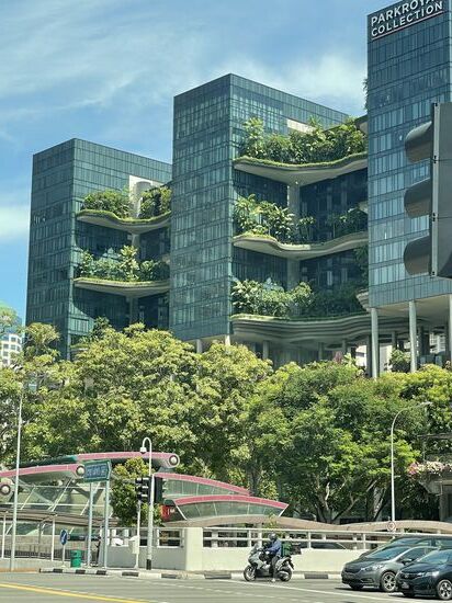 Das Luxushotel „Parkroyal Collection Pickering“, welches von der WOHA entworfen wurde und vielfach für seine Architektur ausgezeichnet, die 15000 qm erhöhte Terrassengärten umfasst