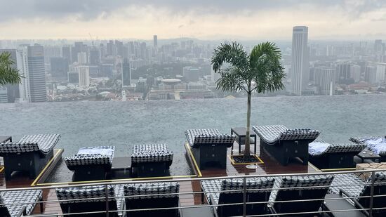 Leider, leider regnet es in Strömen…..
Der Regen wäre ja nicht das Schlimmste, aber es gewittert und blitzt auch noch, sodass wir den Bereich verlassen müssen