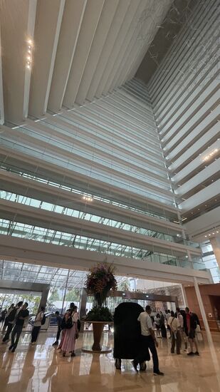 Wir sitzen unten in der Lobby und beobachten Menschen -