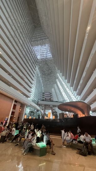 Unglaublich viel Personal hat das riesige Hotel…