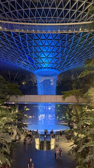 Um 20 Uhr fahren wir dann zum „ChangiAirport“. Wir haben noch Zeit genug für die „Jewel“-Mall mit dem 40m hohen „Rain Vortex“ -