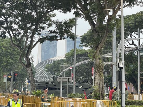 Man wartet…..im Hintergrund das tolle Hotel „Marina Bay Sands“