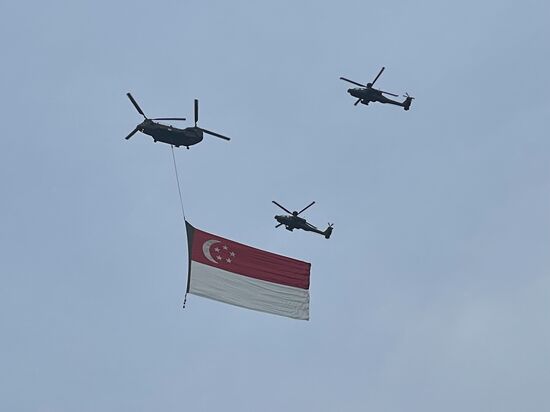Da sind die Helis mit der Singapur-Fahne