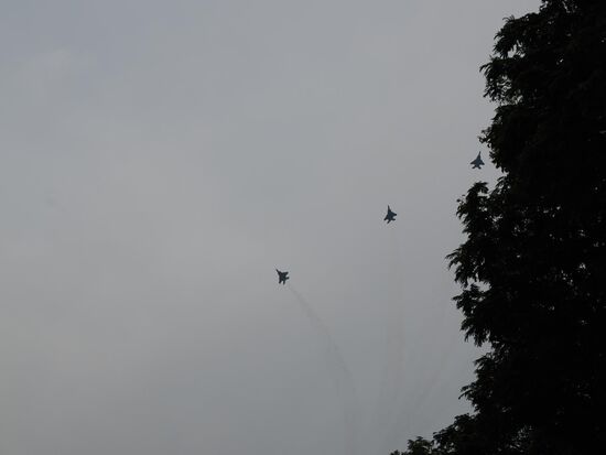 Die Düsenjets erzeugen einen ohrenbetäubenden Krach