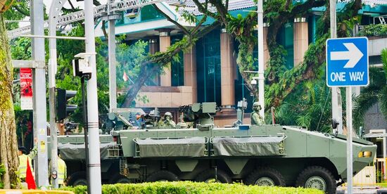 Sehr, sehr viele Militärfahrzeuge schleichen die Straßen entlang-das Ganze ist nicht wirklich spannend für uns 