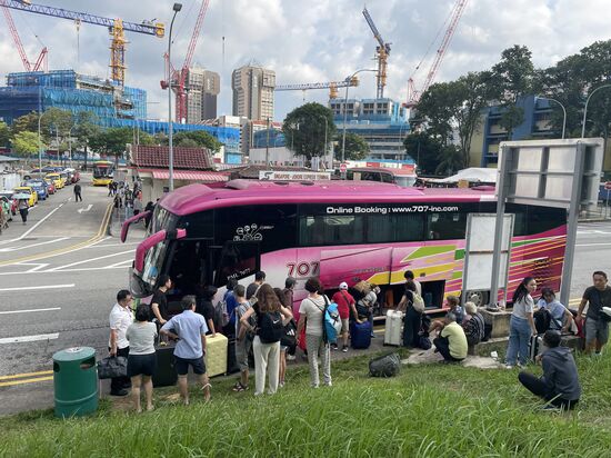 Einige Touris warten schon, meistens sind es Reisende aus Südkorea..
Das Gepäck laden wir selber ein. Obwohl maximal 15kg erlaubt sind,,kontrolliert hier keiner etwas.
