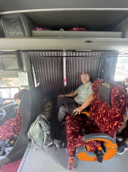 Wir staunen über die großen, komfortablen Sitze. Und natürlich ist der Bus auch klimatisiert.
Auch wifi und Ladebuchsen für Handy sind da, aber beides funktioniert nicht. 