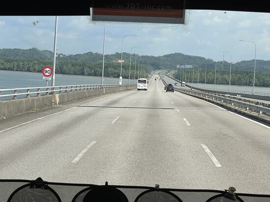 Es geht über die Brücke von Singapur nach Malaysia.