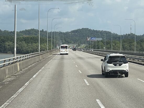An der Grenze von Singapur-Ausreise müssen wir alle aussteigen und zu Fuß die Grenze überqueren. Dasselbe dann nach wenigen Kilometern dann noch mal bei der Einreise nach Malaysia.
Hier schaut der Beamte auch wirklich GANZ genau die „Arrival Card“ an - bestimmt 5 Minuten vergleicht er Buchstabe für Buchstabe mit dem Reisepass !