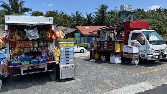 Nach einer weiteren Stunde eine Ess- und Pipi-Pause auf einem Parkplatz mit vielen Buden und Imbisswagen