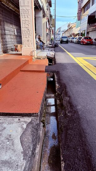 Aber nun gehts raus, auf die Straßen von Melakka, die immer mit Vorsicht zu genießen sind!