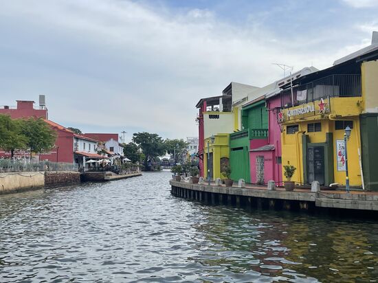 Entlang des „Melakka-Flusses“ sind bunte Häuser und viele kleine Restaurants