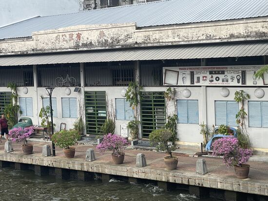 Historische Auto-Vorderwagen schmücken hier die Hauseingänge