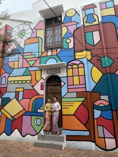 2 Japanerinnen stellen sich gern als Models zur Verfügung