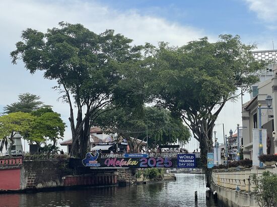 Wir kehren hier am Fluß in ein kleines Restaurant ein und bestellen uns Mie, Ayan und Fruchtcocktail—wir wollen unserem Vorsatz, in den 3 Wochen hier keinen Alkohol zu trinken, treu bleiben