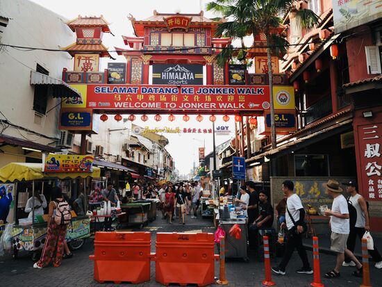 Da ist er—schon gut besucht, aber wir wollen zuerst die „Melakka Straight Mosque“ besichtigen , die soll richtig schön sein