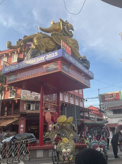 Wir bestellen uns einen „Grab“ —auf den müssen wir 10 Minuten warten, weil die Straßen gerade SO voll sind