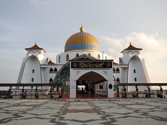 Das ist die Moschee—wir wollen sie aber auch noch von innen sehen - und später, wenn sie beleuchtet wird