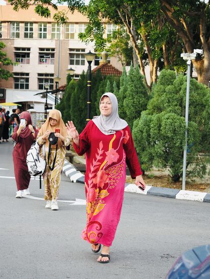Leider hat man mich wegen meiner kurzen Hose erstmal abgewiesen, aber es gibt hier Abayas und Kopfbedeckungen für 5 Ringgit (ca 1 Euro) zum ausleihen
