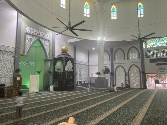 Schuhe aus und rein in die Moschee—alles darf fotografiert werden!!