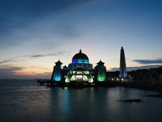 Dann zu einem schönen Aussichtspunkt und wir beobachten das Farbenspiel und lauschen dem Muezzedin 