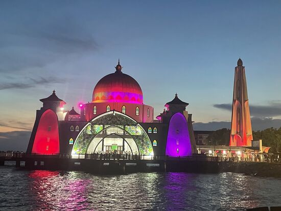 Schade, dass die „Blaue Stunde“ nicht durchkommt—so warten wir noch bis 21 Uhr und ordern uns einen Grab zum Hotel zurück