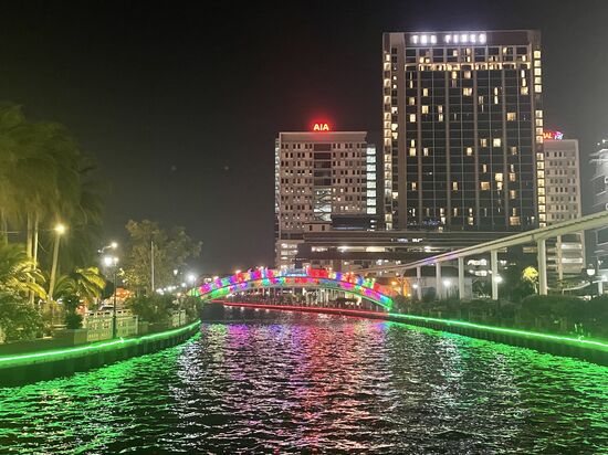 Vor unserem HOtel der Melakka-Fluß mit bunt beleuchteter Brücke—da lacht doch das Fotografenherz! 