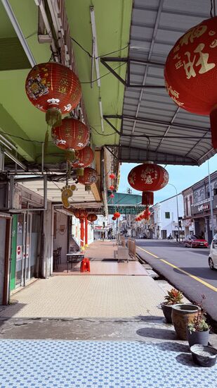 Sieht alles sehr ordentlich aus—aber leer—nur die doofen Touris laufen in der Nachmittagshitze durch die Stadt….
