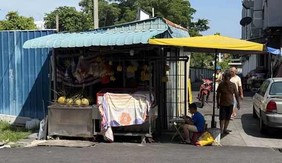 Ein typischer asiatischer Imbissstand mit den Stinky-Durians 
