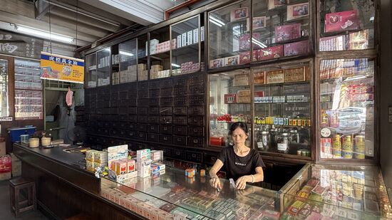 Ich kaufe hier für umgerechnet 3 Euro einen Tiegel Tigerbalm—kann man immer gebrauchen…