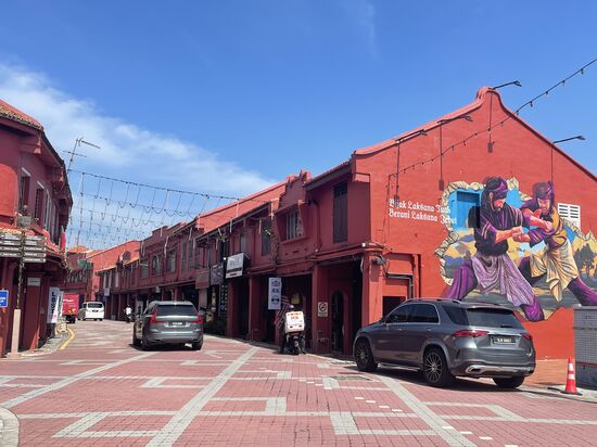 Wir besuchen das holländische Viertel—hier ist alles in Rot gehalten
