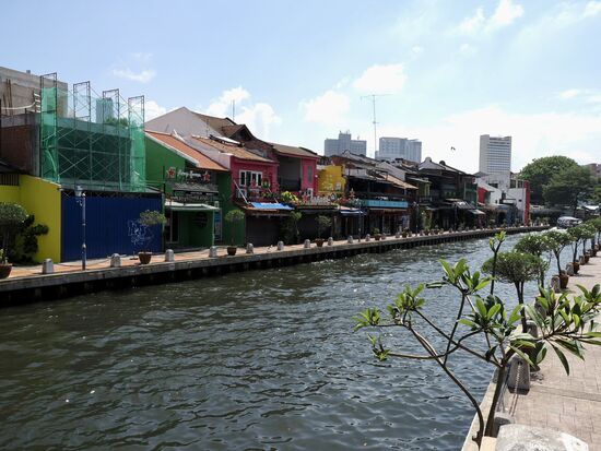 Am Fluß rasten wir kurz bei einem kühlen Getränk