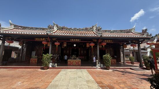 Der Cheng-Hoon-Tempel. Am Eingang sitzt ein Herr, der aufpasst, dass jeder Tempelbesucher züchtig gekleidet ist -aber er ist großzügig, ich darf auch kniefrei hinein