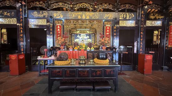 Wir bestaunen die Schreine und Opfergaben