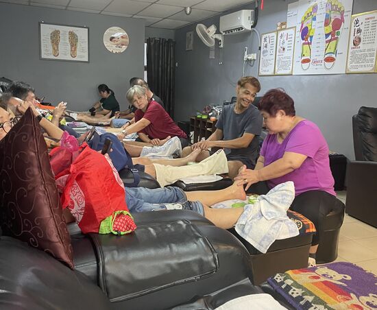 Im Erdgeschoß gibt es die Fuß- und Beinmassagen. Wir gehen ein Stockwerk höher
Ich hatte noch nie so eine gute Massage! Wir schweben förmlich aus dem Salon 