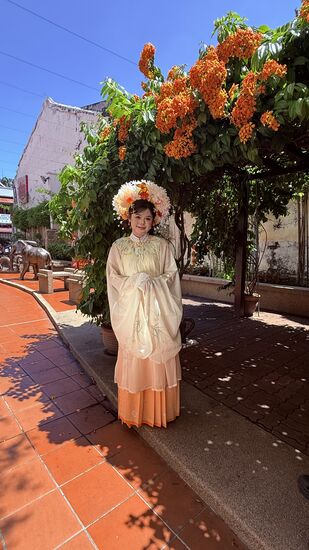 Diese menschliche Puppe ist zu bedauern—sie hat ein merkwürdig flaches Gesicht und eine ganz winzige spitze Nase—sie steht da Modell und wird fotografiert